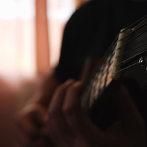 日本我与子乱视频无删减版
